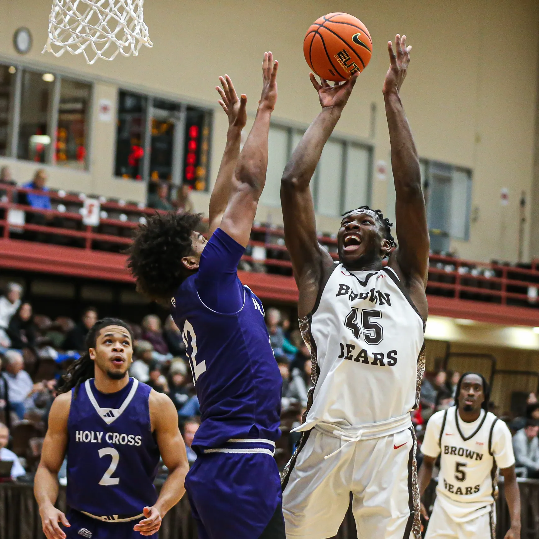 Holy Cross Men’s Basketball Team Goes 1-1 in Brown Bear Invitational